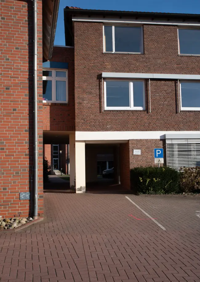Parkplatz und Eingang Gastropraxis Papenburg